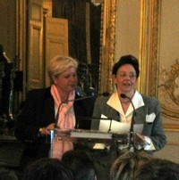 Mme Gaussens recevant le ''Prix coup de coeur'' des mains de Mme Vautrin Mme Gaussens recevant le ''Prix coup de coeur'' des mains de Mme Vautrin