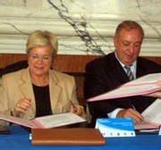 Mme Vautrin et Mr Daubresse signant le protocole © Senioractu.com 2005 Mme Vautrin et Mr Daubresse signant le protocole © Senioractu.com 2005