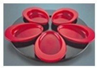 Assiettes conçues avec des appuis pour les doigts pour un maintien plus sûr et fond légèrement incliné pour mieux servir les aliments Assiettes conçues avec des appuis pour les doigts pour un maintien plus sûr et fond légèrement incliné pour mieux servir les aliments