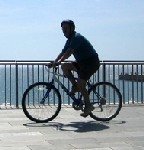 Un groupe de cyclistes seniors fait un mini tour d'Europe à vélo Un groupe de cyclistes seniors fait un mini tour d'Europe à vélo