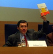 Le ministre Philippe Bas présentant le guide lors du colloque Le ministre Philippe Bas présentant le guide lors du colloque