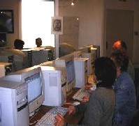 Defiteck, une association de l'Essonne donne des cours d'informatique aux seniors Defiteck, une association de l'Essonne donne des cours d'informatique aux seniors