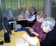 Un cyber espace dans une maison de retraite de Villeurbanne Un cyber espace dans une maison de retraite de Villeurbanne