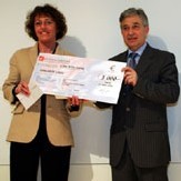 Pierre Marcenac, directeur associé de KPMG, remet son Prix à Oana Barré Pierre Marcenac, directeur associé de KPMG, remet son Prix à Oana Barré