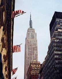 Un barman nonagénaire en charge des cocktails dans un grand hôtel de New York Un barman nonagénaire en charge des cocktails dans un grand hôtel de New York