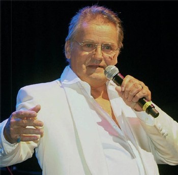 Danny Boy, le « chanteur moderne » et l’un des pionniers du rock français est de retour Danny Boy, le « chanteur moderne » et l’un des pionniers du rock français est de retour