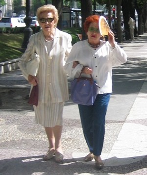 Deux vieilles dames en Crète copyright Senioractu.com Deux vieilles dames en Crète copyright Senioractu.com