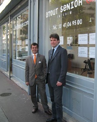Thomas Trapenard (à gauche) devant le cabinet Atout Senior Thomas Trapenard (à gauche) devant le cabinet Atout Senior