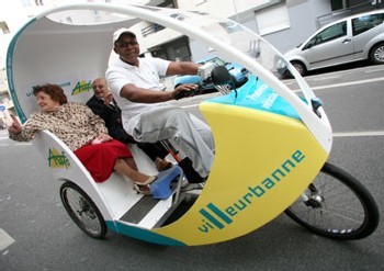A Villeurbanne, les seniors se déplacent en cyclopousse A Villeurbanne, les seniors se déplacent en cyclopousse