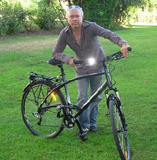 Eric Fournier et son vélo : 35 villes pour un emploi Eric Fournier et son vélo : 35 villes pour un emploi