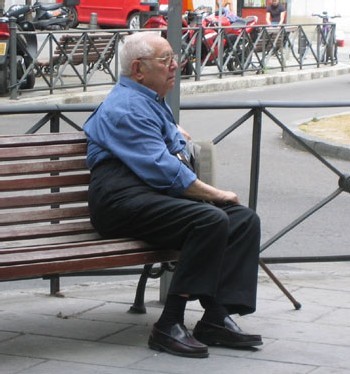 La majorité des suicides concerne les adultes et les seniors de 60 ans et plus, selon l’OMS La majorité des suicides concerne les adultes et les seniors de 60 ans et plus, selon l’OMS