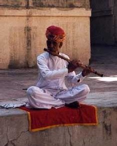 Une fondation offre une pension aux musiciens âgés du Rajasthan afin d’assurer la pérennité de la musique traditionnelle Une fondation offre une pension aux musiciens âgés du Rajasthan afin d’assurer la pérennité de la musique traditionnelle