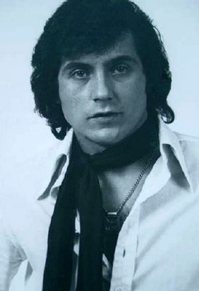 Franck Michaël : ce crooner romantique, elles l’aiment, elles l’adorent !