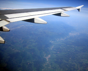 Aéroport de Stockholm : une grand-mère emprunte le tapis roulant pour les bagages Aéroport de Stockholm : une grand-mère emprunte le tapis roulant pour les bagages