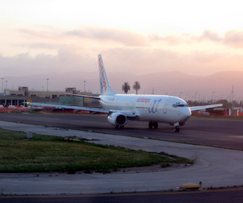 Aéroport de Stockholm : une grand-mère emprunte le tapis roulant pour les bagages Aéroport de Stockholm : une grand-mère emprunte le tapis roulant pour les bagages