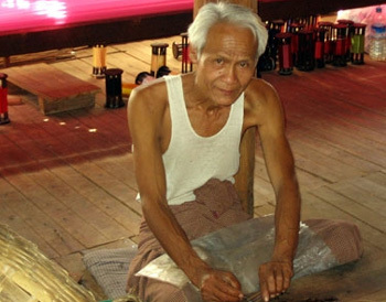 Myanmar : des seniors en difficulté après le passage du cyclone Nargis Myanmar : des seniors en difficulté après le passage du cyclone Nargis