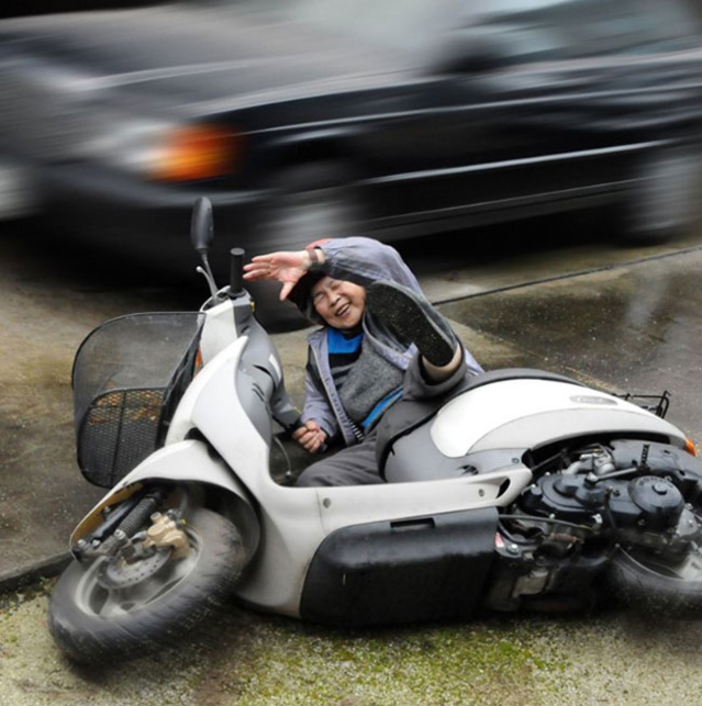 Kimikosan : des autoportraits décalés réalisés par une mamie japonaise Kimikosan : des autoportraits décalés réalisés par une mamie japonaise