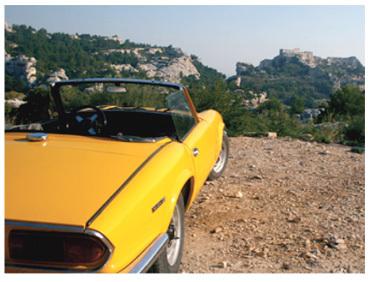 Les Alpilles au volant d’un cabriolet 70’s : nostalgie et romantisme... Les Alpilles au volant d’un cabriolet 70’s : nostalgie et romantisme...