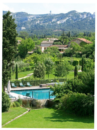 Les Alpilles au volant d’un cabriolet 70’s : nostalgie et romantisme... Les Alpilles au volant d’un cabriolet 70’s : nostalgie et romantisme...