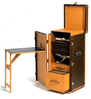 Copyright Collection Louis Vuitton / Secrétaire de bureau modèle Stokowski en toile Monogram, 1930 Copyright Collection Louis Vuitton / Secrétaire de bureau modèle Stokowski en toile Monogram, 1930