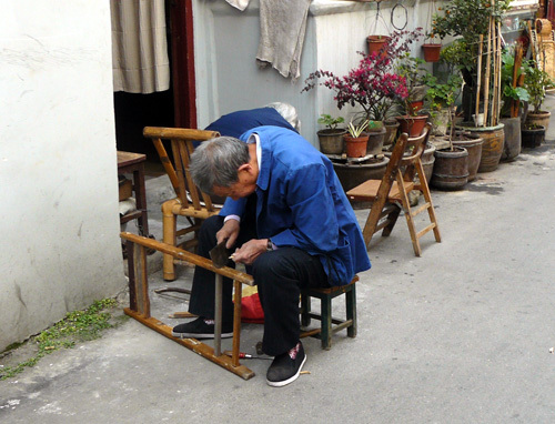 Une personne âgée travaillant dans les rues de Shanghai