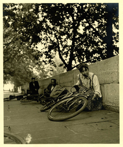 Paris, le 26 aout 1944 : une Parisienne couchée avec son vélo pour éviter les balles d’un tireur isolé (copyright Daniel Maurice Citerne)