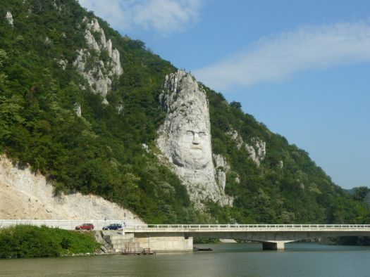 Sculpture du roi Décébal taillée dans la pierre blanche de la falaise