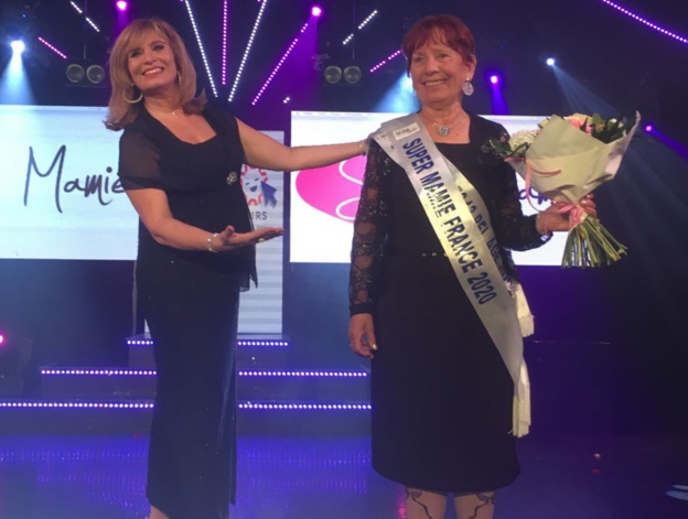Super Mamie France 2020 et Fabienne Ollier, la créatrice du concours qui lui a remis son écharpe.