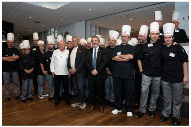 Les 16 finalistes de la 7ème édition du Concours des Chefs DomusVi et leurs Directeurs de résidence, autour des  Présidents du Jury 2022, le chef Thierry Marx et le médecin-nutritionniste Jean-Michel Cohen et du Directeur Général de DomusVi France Eric Eygasier © Jonathan Belin