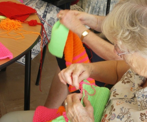 Suresnes : une œuvre d’art tricotée par des seniors Suresnes : une œuvre d’art tricotée par des seniors
