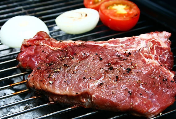 Seniors : ne pas trop cuire la viande… un bon moyen de mieux assimiler les protéines