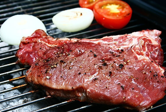 Seniors : ne pas trop cuire la viande… un bon moyen de mieux assimiler les protéines Seniors : ne pas trop cuire la viande… un bon moyen de mieux assimiler les protéines