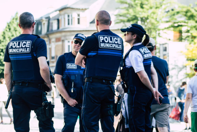 Montrouge : un homme vole une voiture de police avant de se rendre au  commissariat