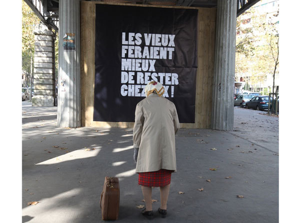 Les vieux feraient mieux de rester chez eux