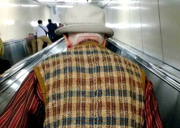 Un Japonais senior dans le métro de Tokyo