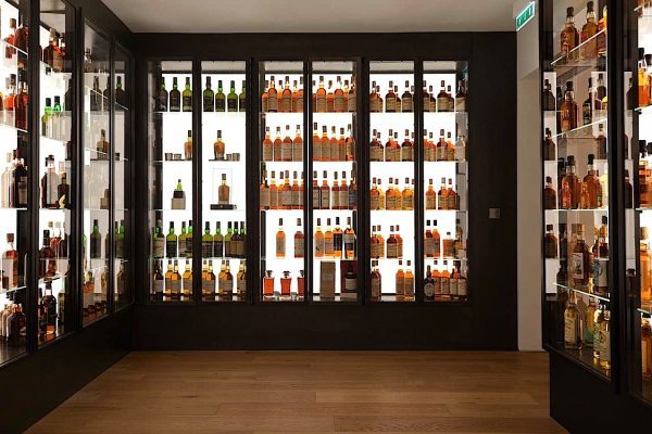 Une splendide collection de whisky du monde Une splendide collection de whisky du monde