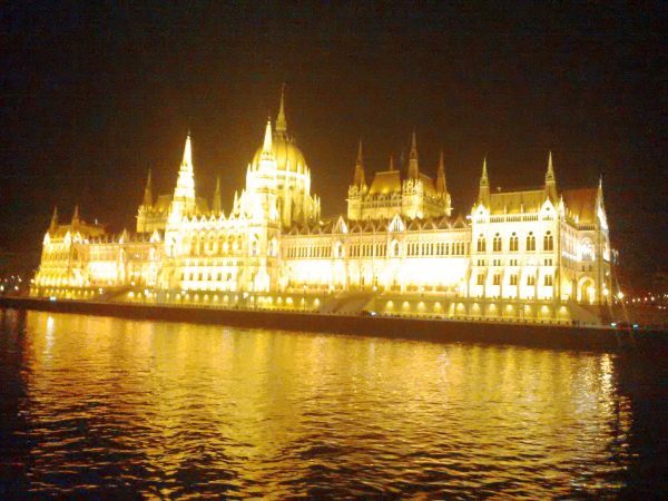 Budapest, le Parlement by-night
