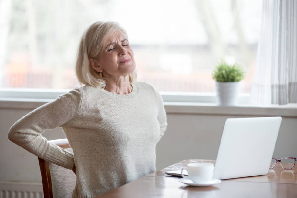 Femme senior ayant mal au dos ©Shutterstock