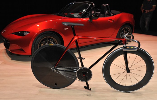 Le vélo présenté aux cotés du nouveau cabriolet Mazda Le vélo présenté aux cotés du nouveau cabriolet Mazda