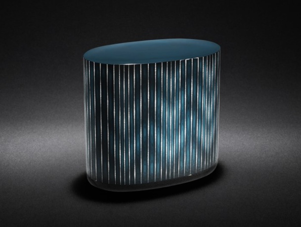 Le laque est un art que maitrise particulièrement les artisans japonais. Cette boite de Shiraito en laque bleue intègre des éclats de coquille d’œuf Le laque est un art que maitrise particulièrement les artisans japonais. Cette boite de Shiraito en laque bleue intègre des éclats de coquille d’œuf