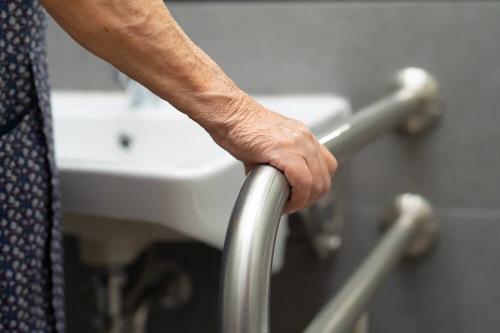 Salle de bain adaptée aux seniors ©Shutterstock