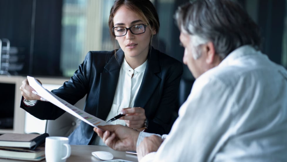 Assureure et son client senior ©Shutterstock Assureure et son client senior ©Shutterstock