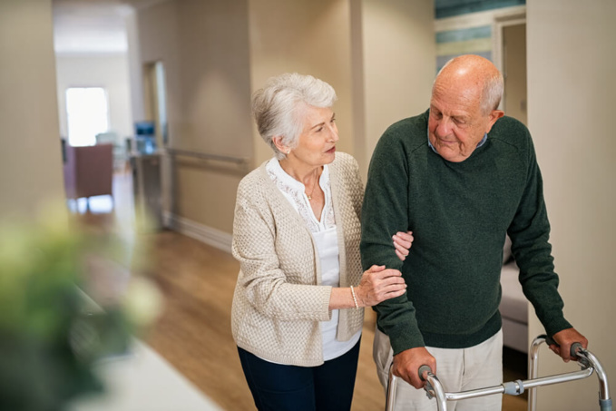 Homme âgé &vec son déambulateur ©Shutterstock