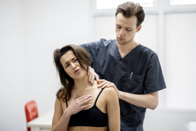 Jeune femme manipulée par un chiropracteur ©Shutterstock Jeune femme manipulée par un chiropracteur ©Shutterstock