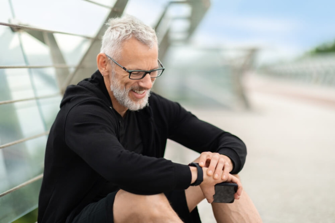 Senior sportif consultant une montre connectée ©Shutterstock