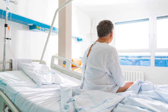 homme senior hospitalisé pour un cancer de la prostate ©Shutterstock