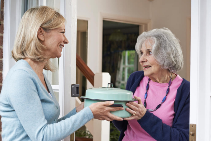 aide alimentaire à une personne âgée ©Shutterstock