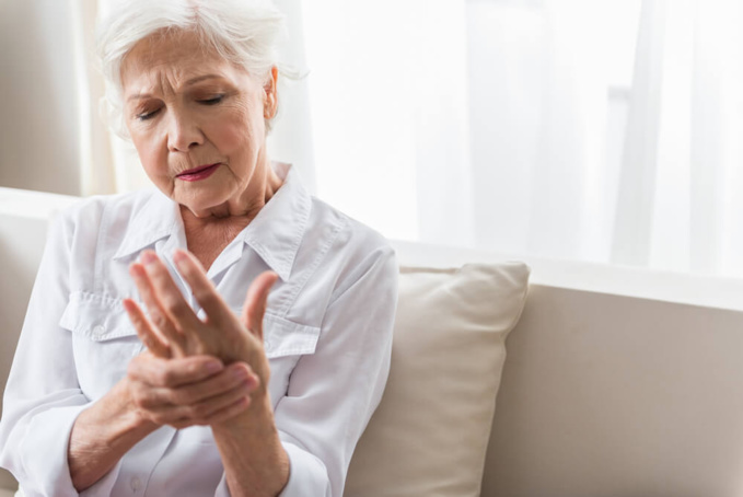Femme senior souffrant d'arthrite ©Shutterstock