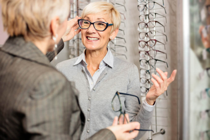 Femme seniors chez l'opticien ©Shutterstock