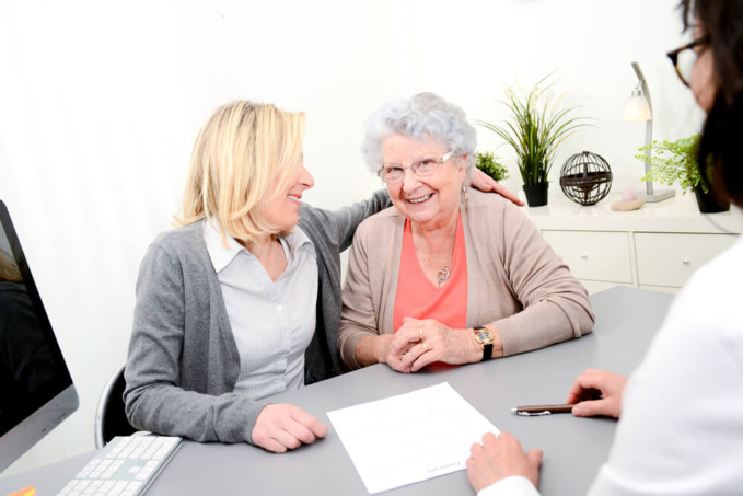 Mère et sa fille chez le Notaire ©Shutterstock
